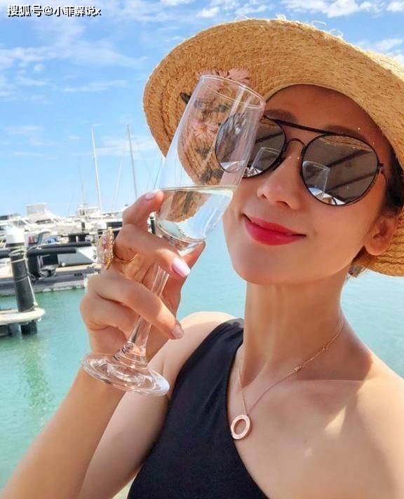 有种"整容"叫蒋丽莎结婚,5年剖4胎后,如今比大16岁丈夫还显老_丽莎怀