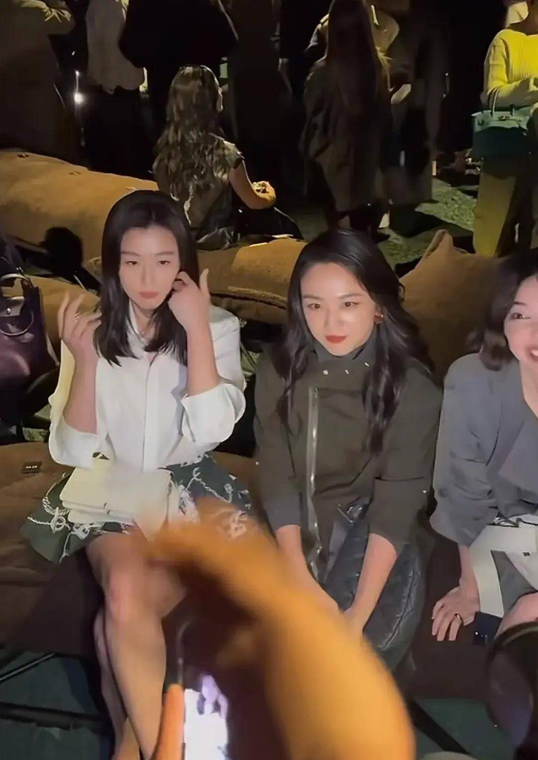 中韩女星同框,全智贤连拉汤唯合照,还特意整理头发_身材_管理_镜头