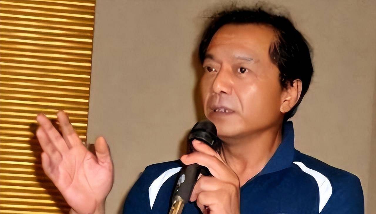 他曾是"央视一哥",巅峰时辞职出国捞金,如今62岁回国无人敢用_薛飞