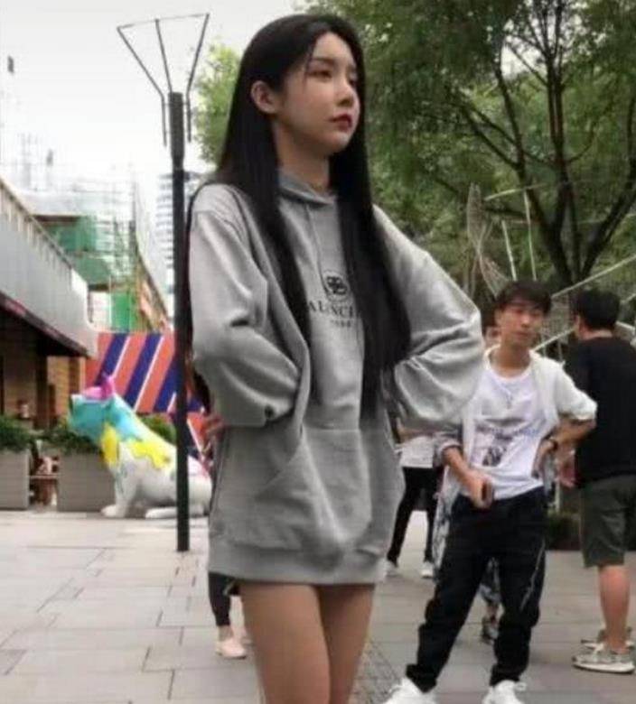 "女装大佬"艾比生图照流出,当看到下半身时,网友:这还有什么好说的?