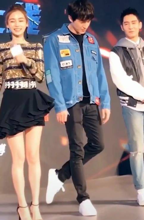 baby穿改良百褶裙参加活动,看清款式,原谅我真没啥见识!