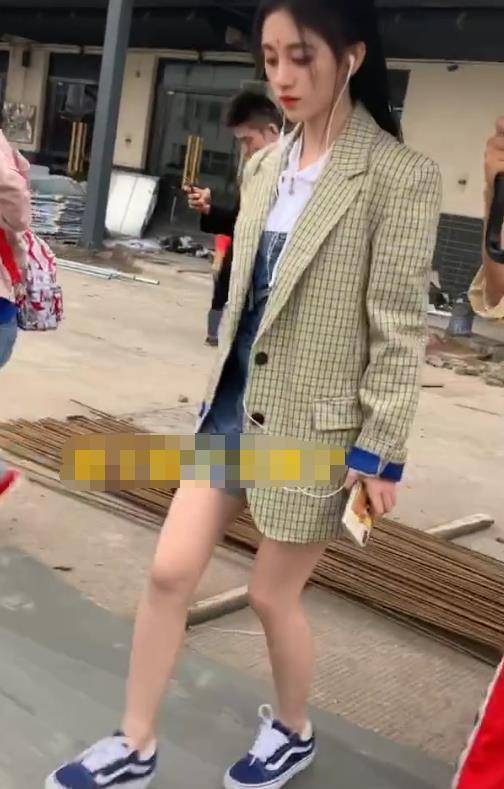 所以鞠婧祎的这一套搭配,简直是绝了,明明一个26岁的人了,但是脚上配