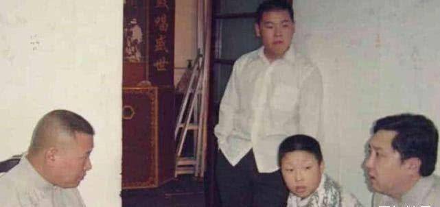 德云社旧照片郭德纲乌黑头发带银项链于谦和媳妇卖萌岳云鹏站姿耍帅郭