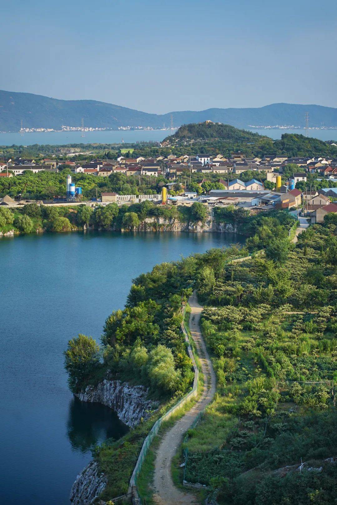 在苏州太湖西山岛深山里,有一颗"蓝宝石"_湖水_山野_元山