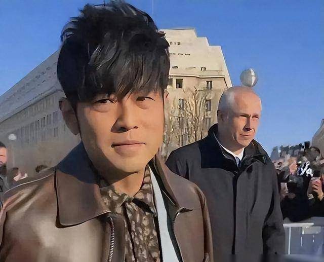 在娱乐圈中,周杰伦一直是叱咤风云的音乐奇才,但镜头外的他只是一个