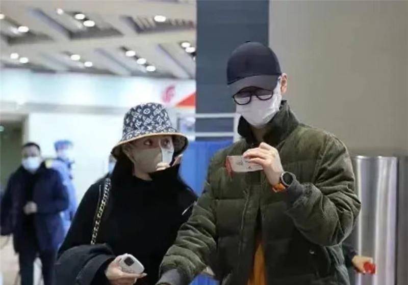 戴着口罩,打扮的非常的休闲,可是看上去时尚感十足,而张靓颖的男朋友