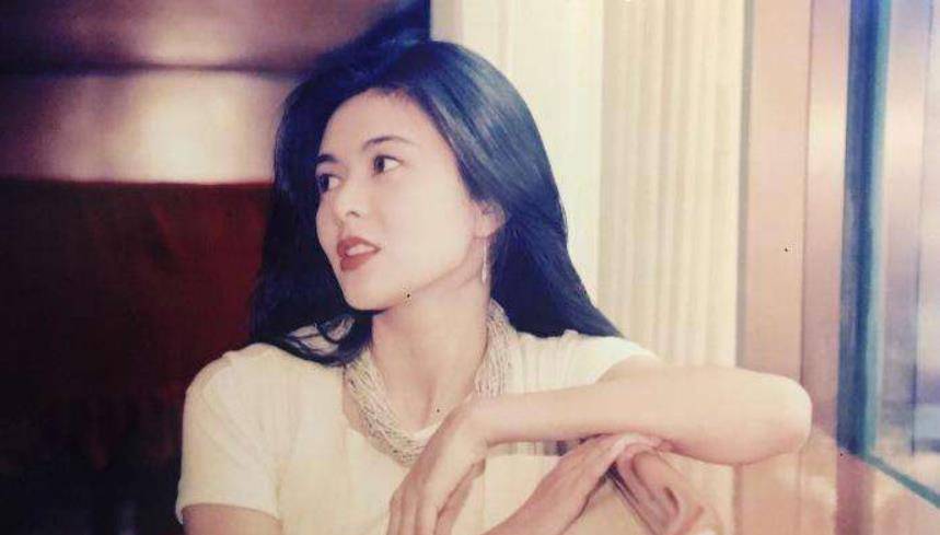 关之琳一度被香港媒体称为香港第一美人,要知道90年代的