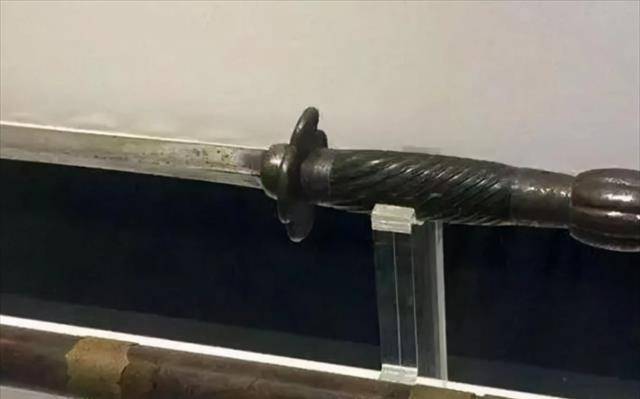 6kg.这把锏的身上有4条楞,每条楞的刃面都是1.6cm宽,做工非常讲究.