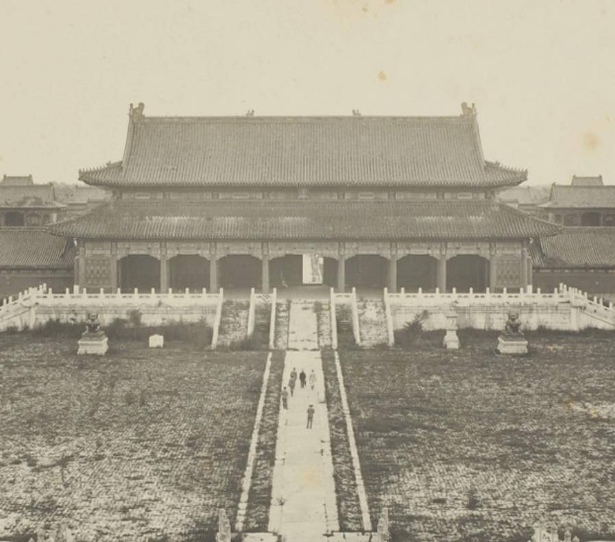 八国联军占领清朝北京之际,当时一名叫小川一真的日本摄影师来到北京