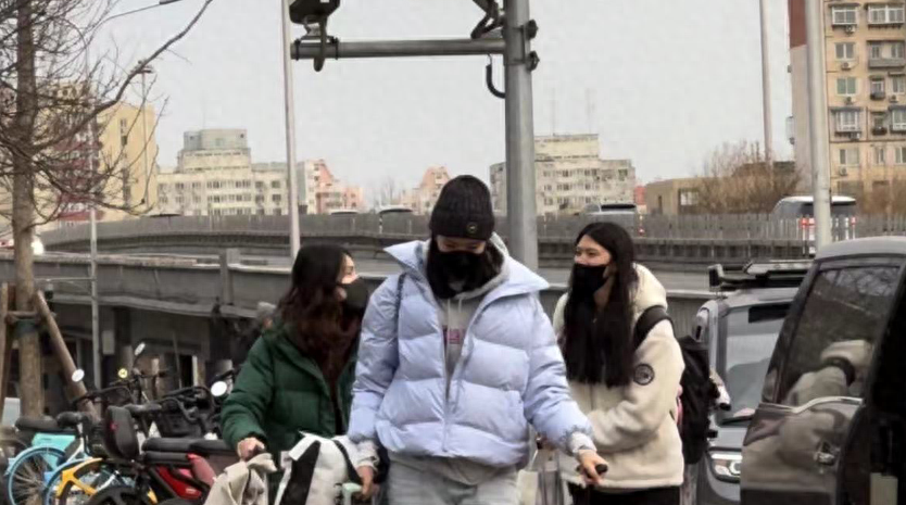 张常宁低调打开行李,龚翔宇认真,袁心玥度假归来_中国女排_联赛_照片