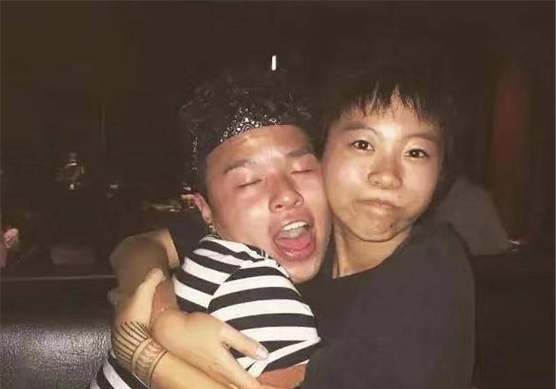 王菲女儿窦靖童与一男子穿情侣装,照片合影十分亲密._因为_什么_网友