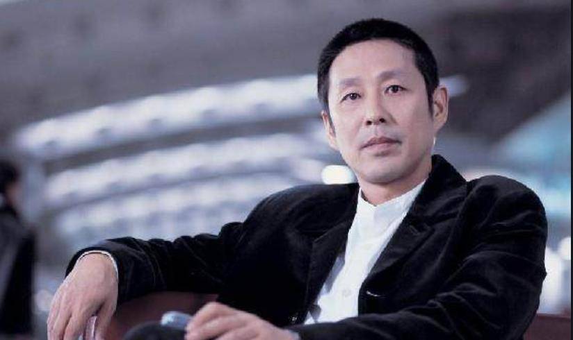2001年,他宁愿赔536万,也要让陈道明演康熙,是钱多没处花?