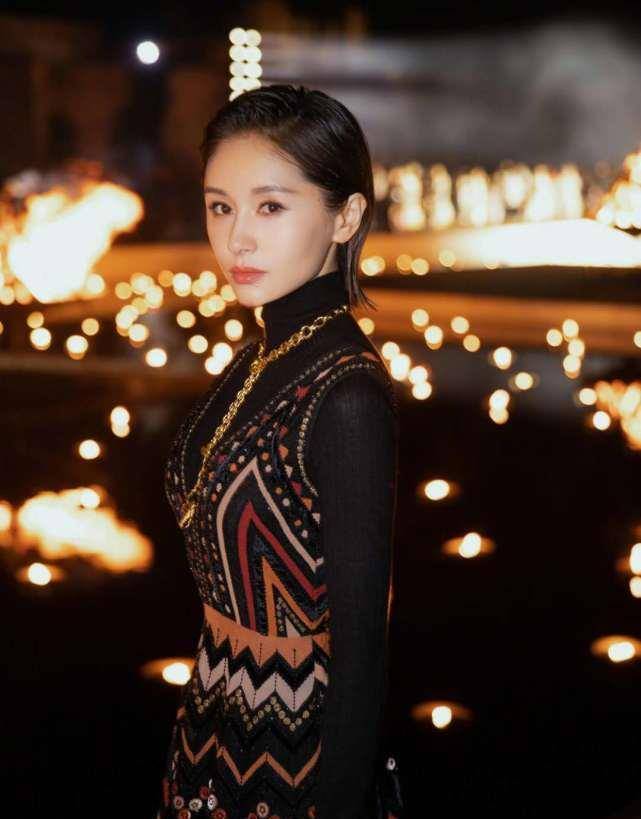 王子文再蓄长发换风格,巧妙撞脸舒畅孙怡,不走精英风改换温婉风_造型