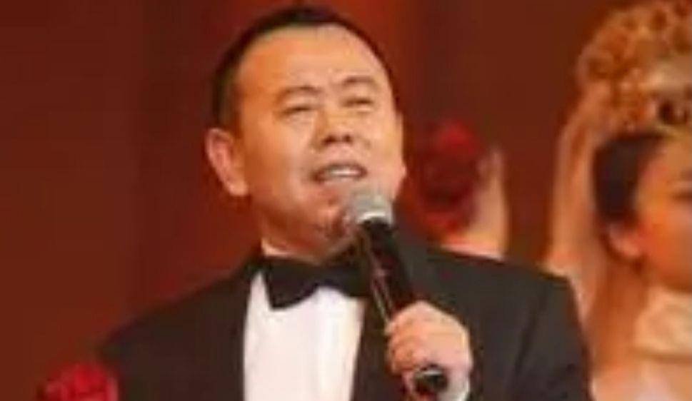 红遍大江南北的潘长江,曾居住八年女厕所,大红之后嫌弃糟糠之妻_杨云