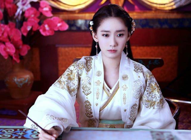 在电视剧《武神赵子龙》中,林允儿扮演的夏侯轻衣,是赵子龙的初恋情人