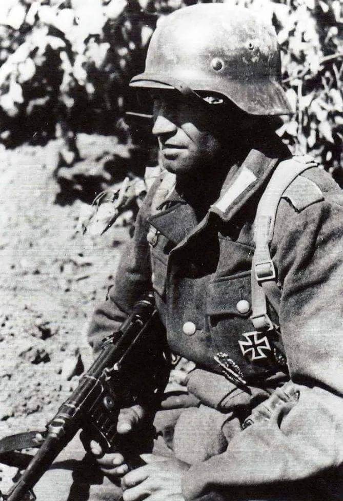 德国军士只因尿急手刃苏军近百人,躲在茅房架起机枪