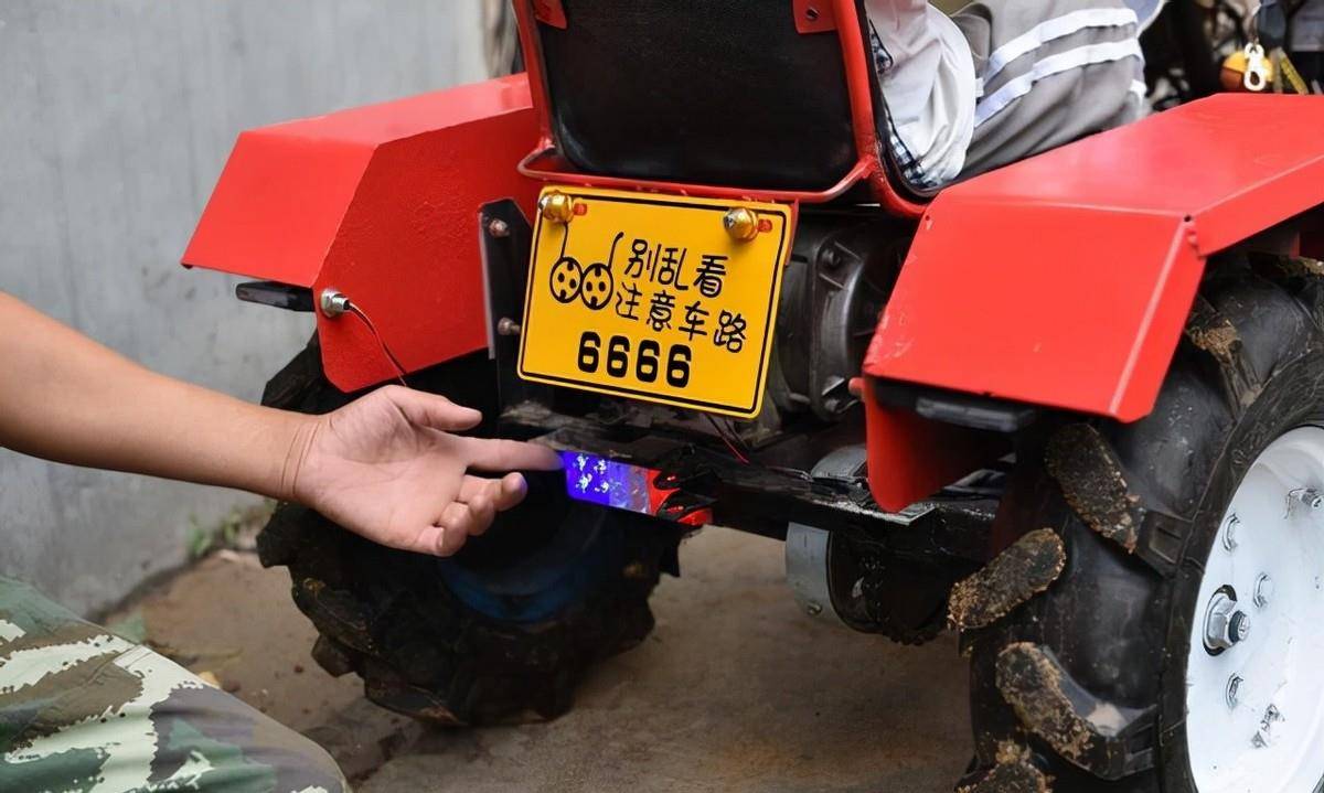 2019年山东男子1200元造"迷你拖拉机",3岁儿子开上街引人围观_车子_成
