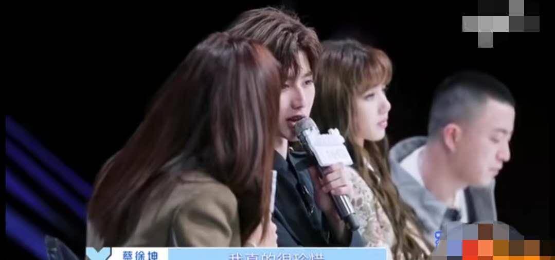 四个人在门外讨论,蔡徐坤担心由于语言的问题,lisa不能够及时的理解