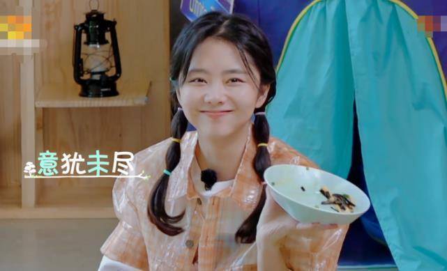 谭松韵吃葱油拌面,却忘了镜头在录着,吃完想起来解释,网友:不必了