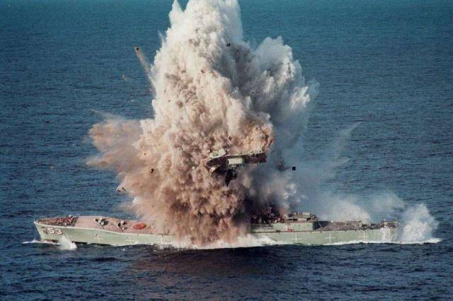 红海海域,美军陷入危险境地,胡塞亮出水下杀器,战斗