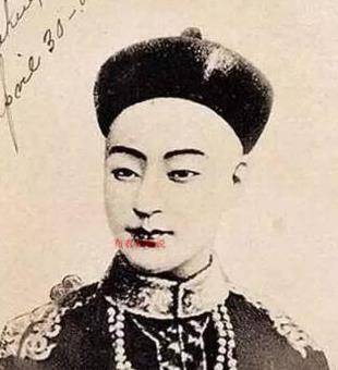 她是太后的亲妹,将儿子送人,儿子贵为皇帝,自己很