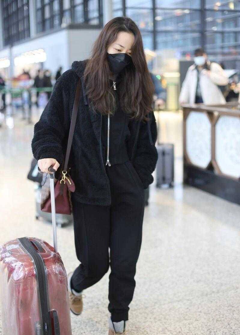韩雪素颜走机场太会穿了,一身黑色穿搭显瘦又气质,不像38岁