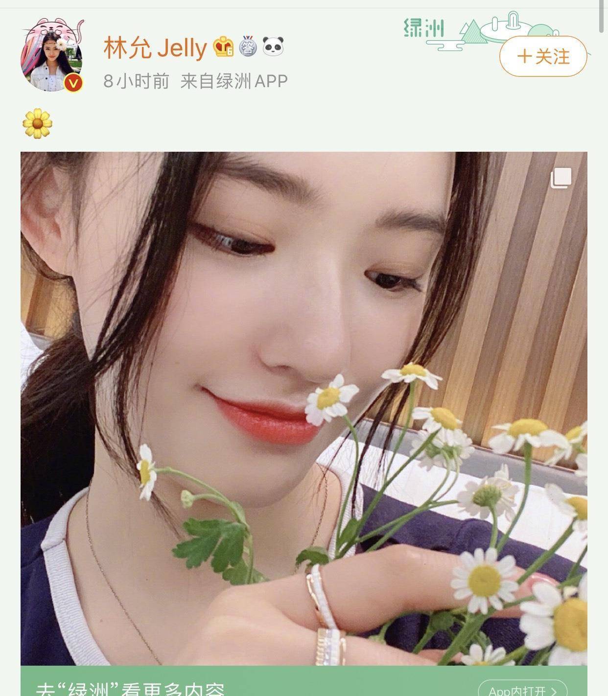 用美妆滤镜假装素颜,一手带三个戒指太土豪_照片_奶茶店_白色