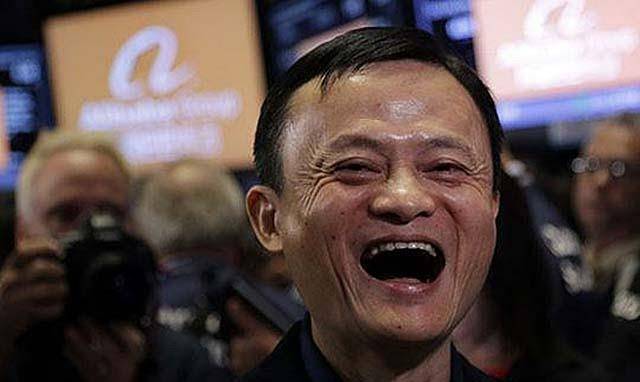 80后厨师撞脸马云,不甘被埋没两度来到西湖举牌:马云,我想见你_新平