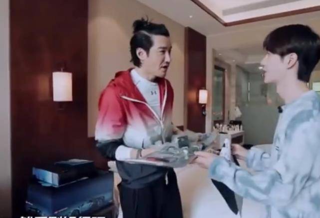 王一博横店约好友小聚,综艺拍戏两不误,同时爆红后,肖战却销声匿迹