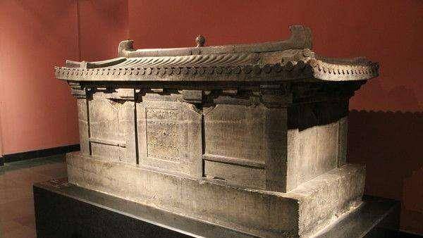 西安挖出9岁女孩墓,石棺上刻着4字警告,考古队被吓了一跳_墓葬_防盗