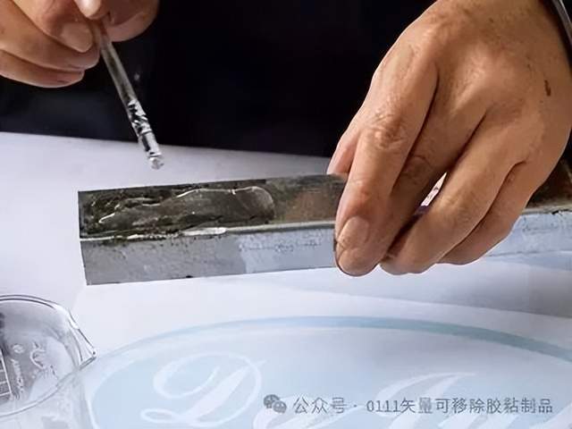 当我们把胶水涂在物体表面时,水载着高分子体慢慢地浸入到物体
