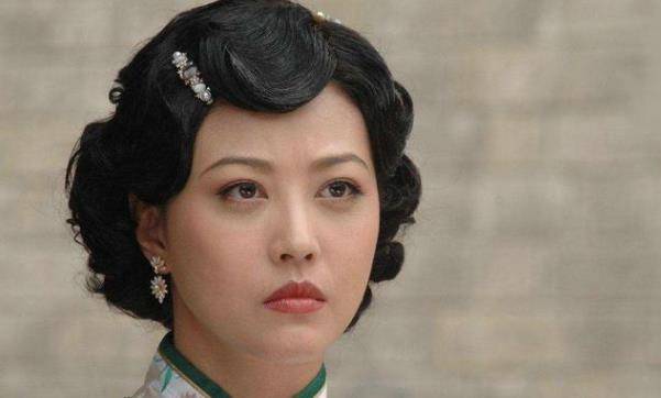 1949年,沈阳城有名叫李桂兰的女孩,她的父亲为自己娶了一个后妈,叫