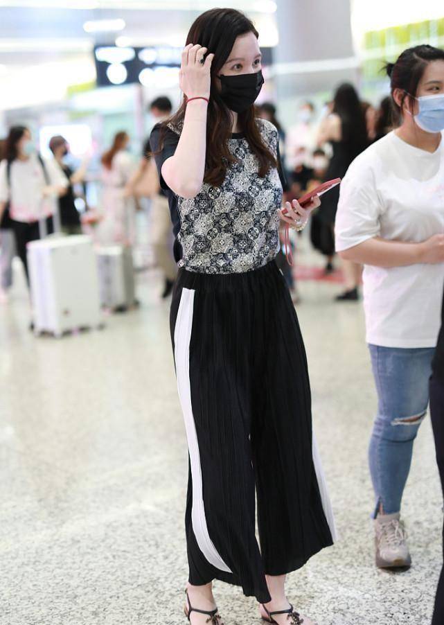 张萌素颜出镜也挺美,接地气的造型平易近人,但鞋子却选错了_印花