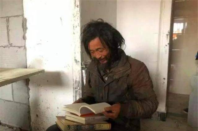 但是他还是宁愿选择流浪,过一种邋遢的生活.