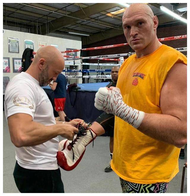 拳王富里展示最新训练,体格突变!只剩260多磅,状态爆发!