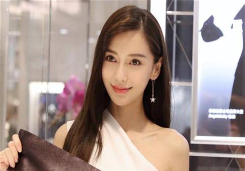 杨颖蔡徐坤同框,女方丝毫不受婚姻风波影响,活动现场魅力十足.