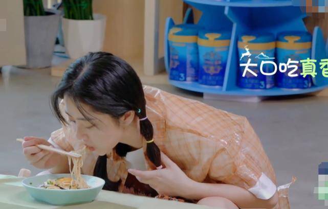 谭松韵吃葱油拌面,却忘了镜头在录着,吃完想起来解释,网友:不必了