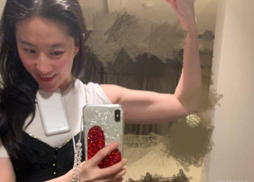 刘亦菲晒照大秀好身材,微胖女神摇身一变马甲线女神,被男粉叫老婆暖心