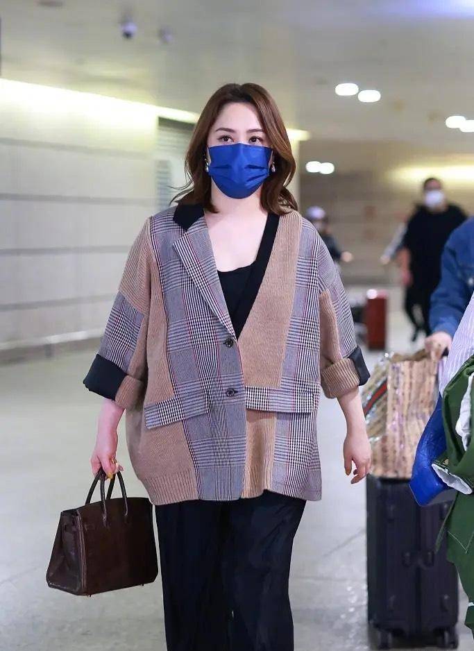 阿娇发胖像有130斤,大码西装配阔腿裤矮了一截,拿