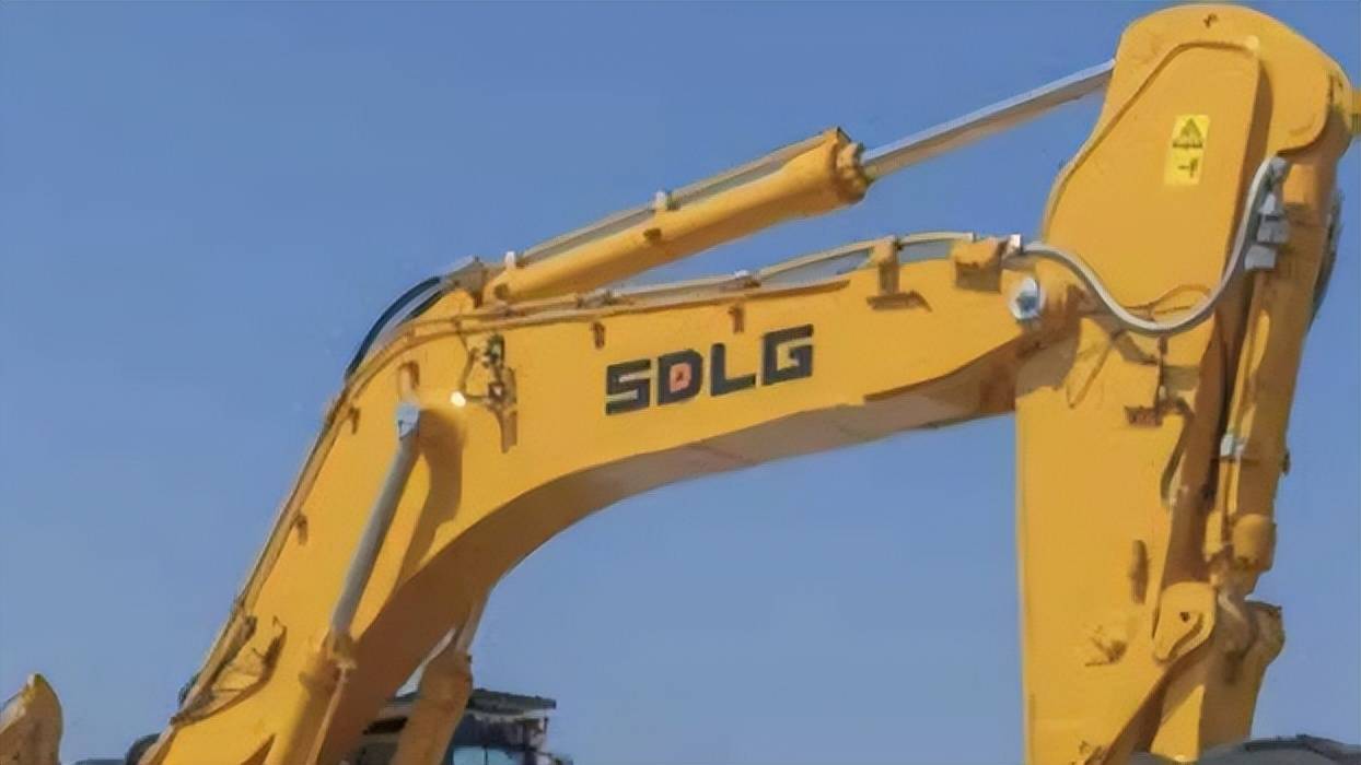 山东临工大挖设备批量交付新疆大客户_工作_矿山_挖掘机