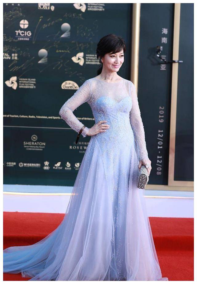 71岁赵雅芝情人节晒图,犹如少女一般,你敢比吗?_魅力_年龄_照片