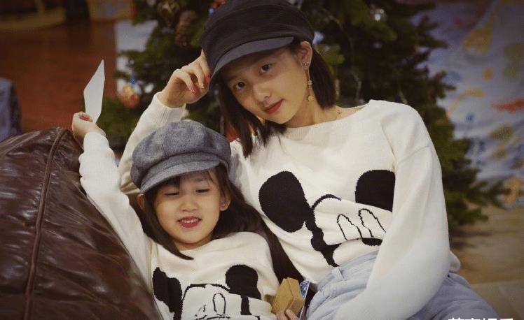 孙莉晒6岁多妹搞怪照,她的长相惊艳全网,粉丝:黄磊基因太强大_爸爸