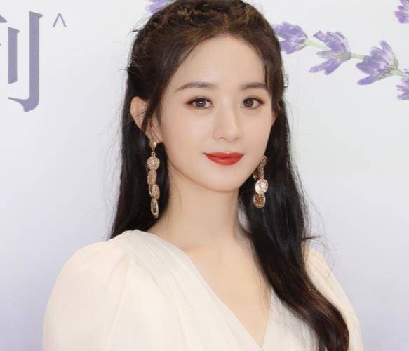 赵丽颖近照"奶油肌"优越,看到她的手指甲:这才是当妈妈的样子_颖宝