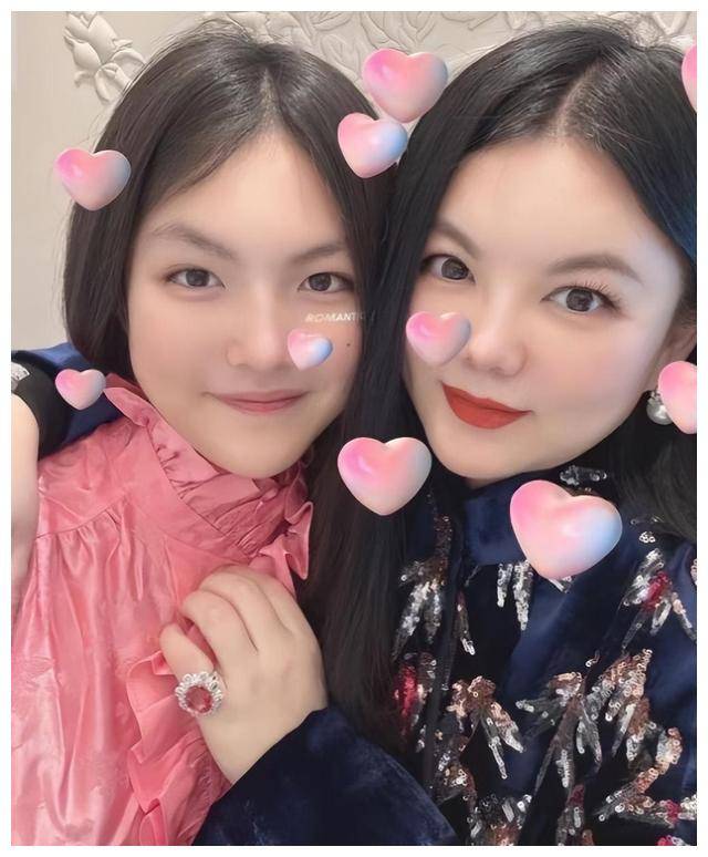 李湘女儿晒自拍,揭秘家中豪宅,宽敞大气,让人羡慕无边.