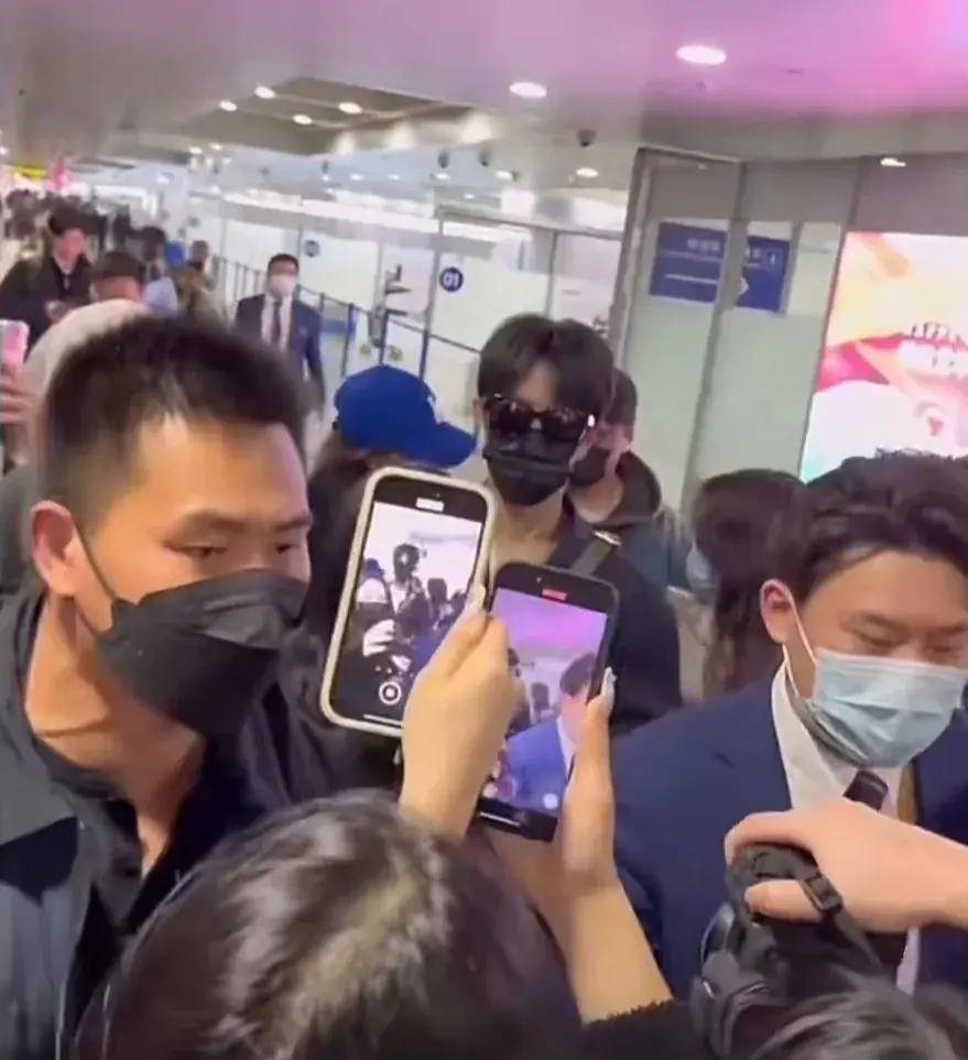 肖战身边的助理为在一旁温柔的对代拍们说:"往前走好吗?