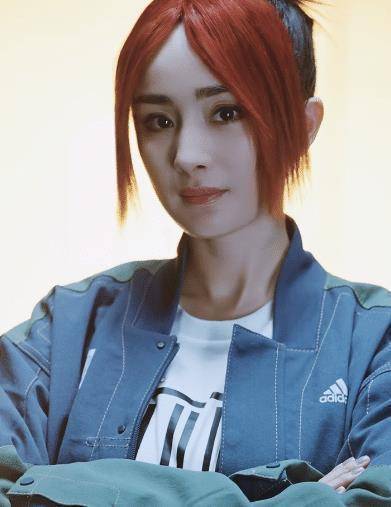 杨幂再登杂志,画一字眉,梳丸子头酷劲十足,生图脚踝太细了_一身_画风