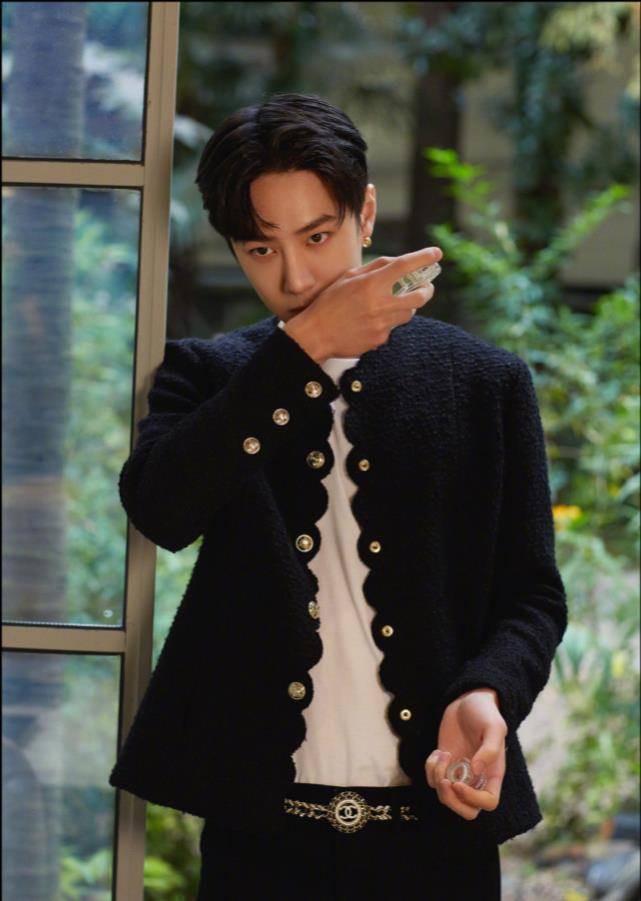 王一博《t》二月刊照片发布,眼尾钉又欲又撩,眼神杀更是让人欲罢不能