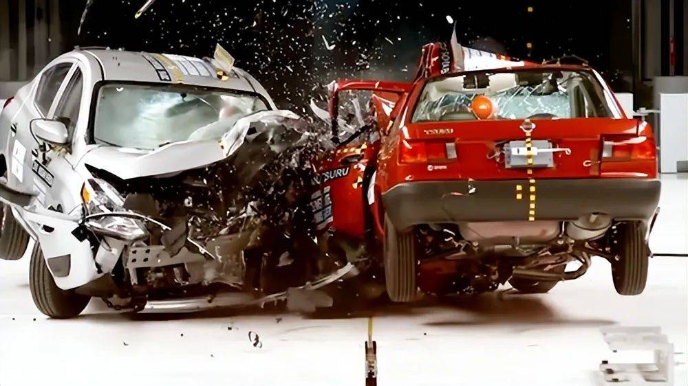 汽车碰撞测试 撞车图片