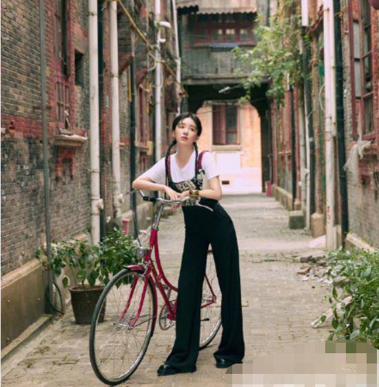 阚清子红色碎花裙显清纯,腰身比例秀长腿,离开张芝芝魅力十足_角色