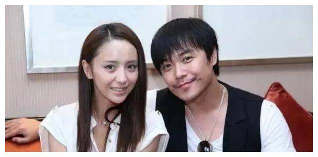 佟丽娅陈思诚携儿子外出游玩,家庭和睦温馨._感情_复合_夫妻